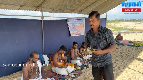 முள்ளிவாய்க்காலில் யுத்தத்தின் போது மனைவி இரண்டு பிள்ளைகள் உட்பட 12 உறவுகளை பறிகொடுத்த தந்தையின் சோகக்கதை. 